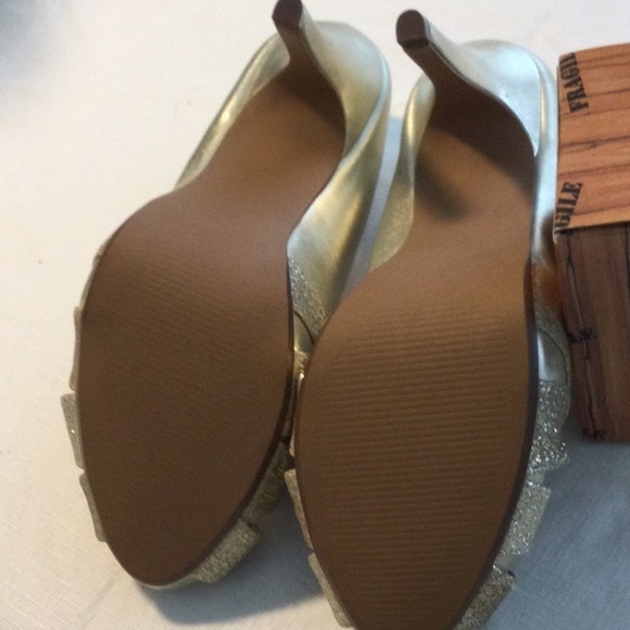 Woman’s Lulu Townsend Shoes size 8 gold color Great way to dress up an outfit - Picture 6 of 6